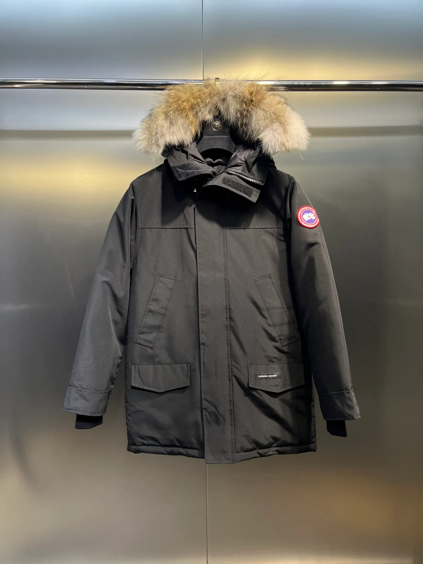 P840 𝘾𝘼𝙉𝘼𝘿𝘼 𝙂𝙊𝙊𝙎𝙀Big Goose 13# The design of Big Goose 13 is simple and elegant, a little longer than the 08 model, more suitable for men and suitable for business people. This down jacket is popular for its simple design, which is not only practical but also has a certain sense of fashion. In terms of applicability, the Daye 13 model provides good thermal insulation performance. Its thermal insulation coefficient is level 5, which can provide enough warmth and is suitable for wearing in cold environments. In addition, the Daye 13 model also has a high cost performance. Compared with other models, it provides a better balance between price and performance, making it more competitive in the market.  size：xs-xxl